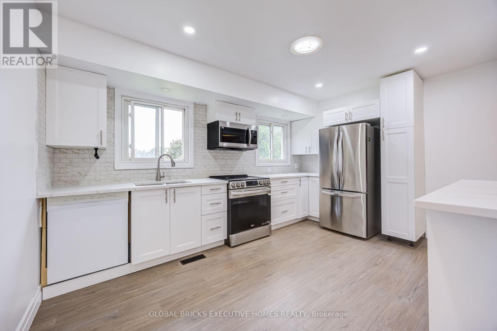 100 Lauris Avenue, Cambridge, ON - Indoor Photo Showing Kitchen With Stainless Steel Kitchen With Upgraded Kitchen