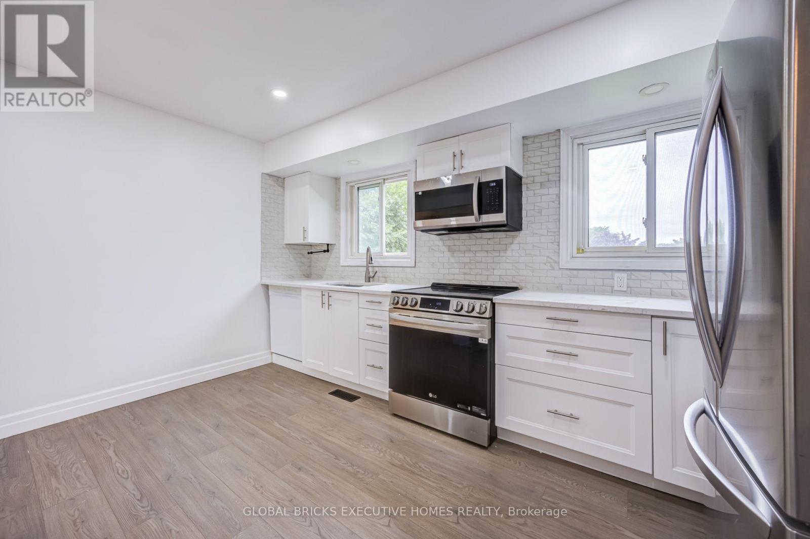 100 Lauris Avenue, Cambridge, ON - Indoor Photo Showing Kitchen With Upgraded Kitchen