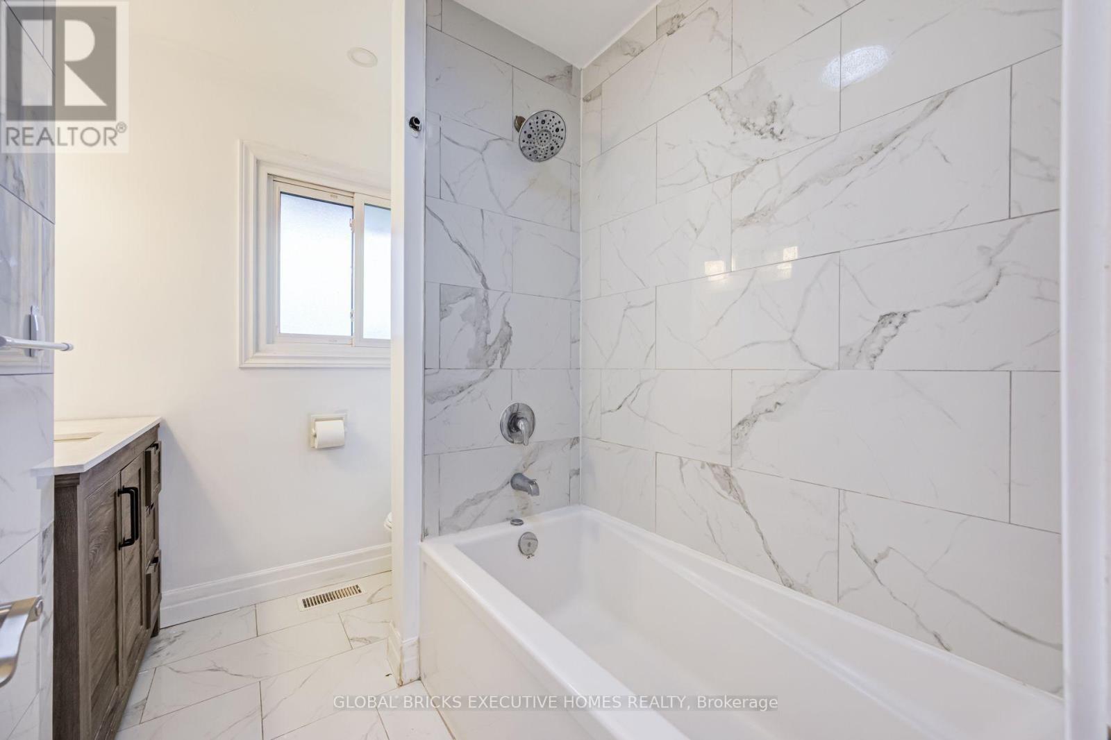 100 Lauris Avenue, Cambridge, ON - Indoor Photo Showing Bathroom