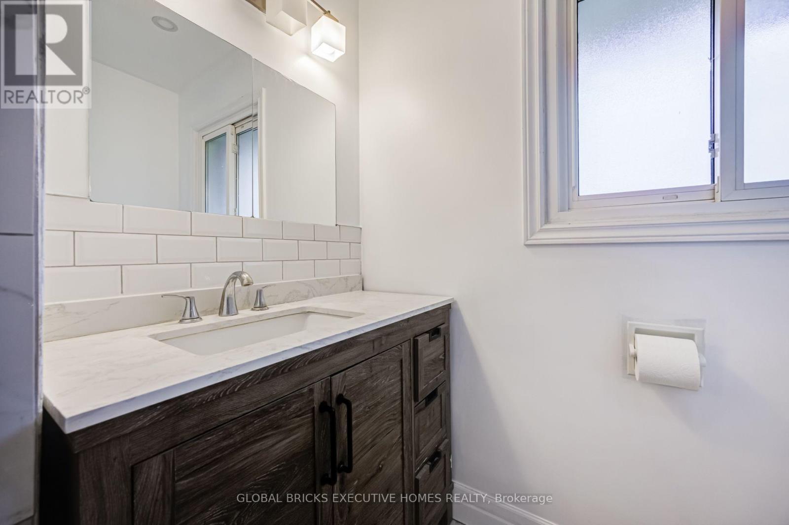 100 Lauris Avenue, Cambridge, ON - Indoor Photo Showing Bathroom