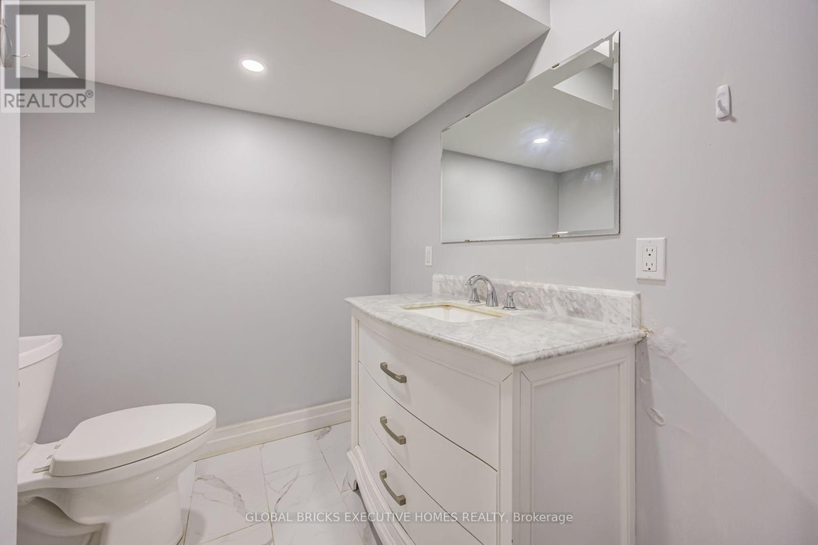100 Lauris Avenue, Cambridge, ON - Indoor Photo Showing Bathroom