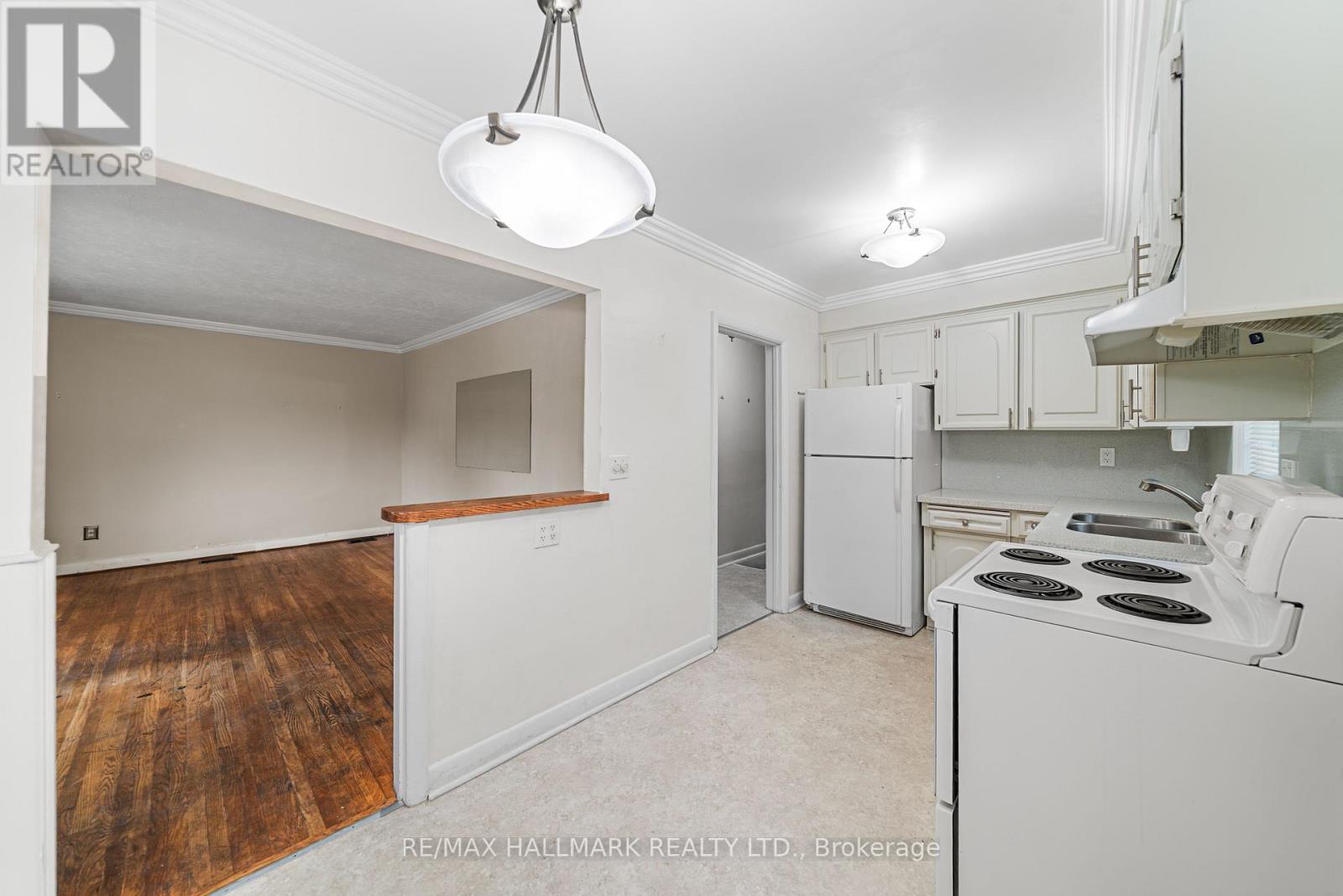 27 Sunray Crescent, Toronto, ON - Indoor Photo Showing Kitchen