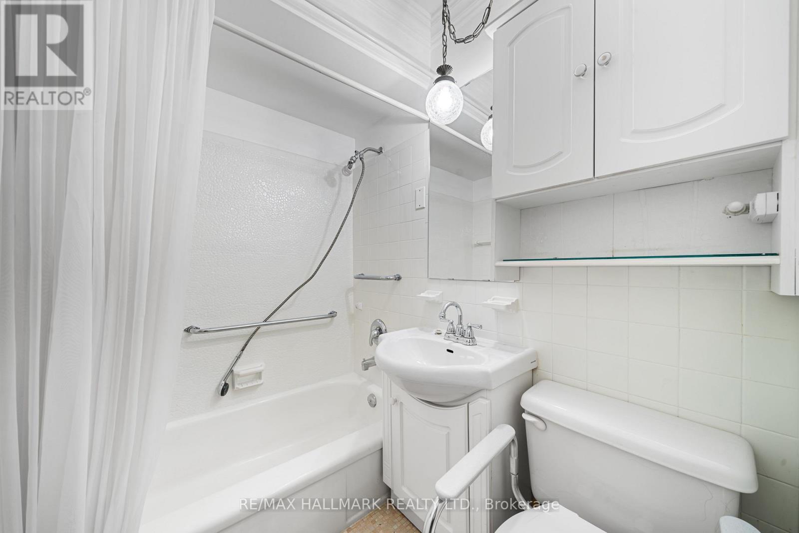 27 Sunray Crescent, Toronto, ON - Indoor Photo Showing Bathroom