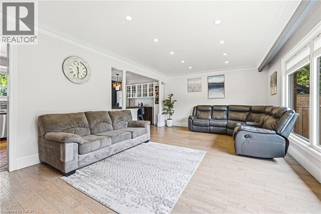 364 Fennell Avenue W, Hamilton, ON - Indoor Photo Showing Living Room
