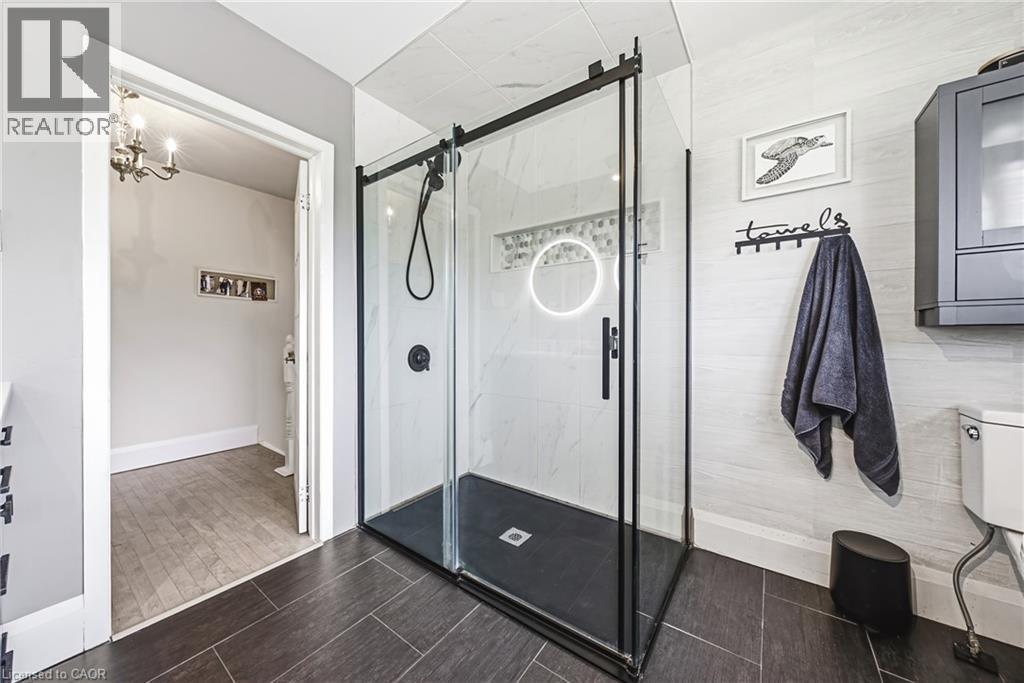 364 Fennell Avenue W, Hamilton, ON - Indoor Photo Showing Bathroom