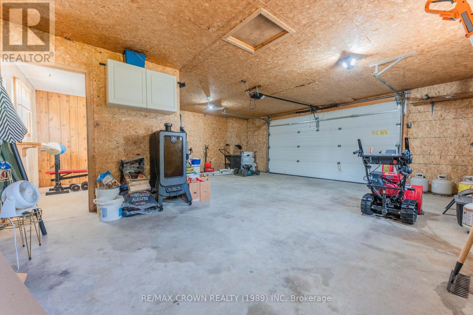 47 Devonshire Street, Kapuskasing, ON - Indoor Photo Showing Garage
