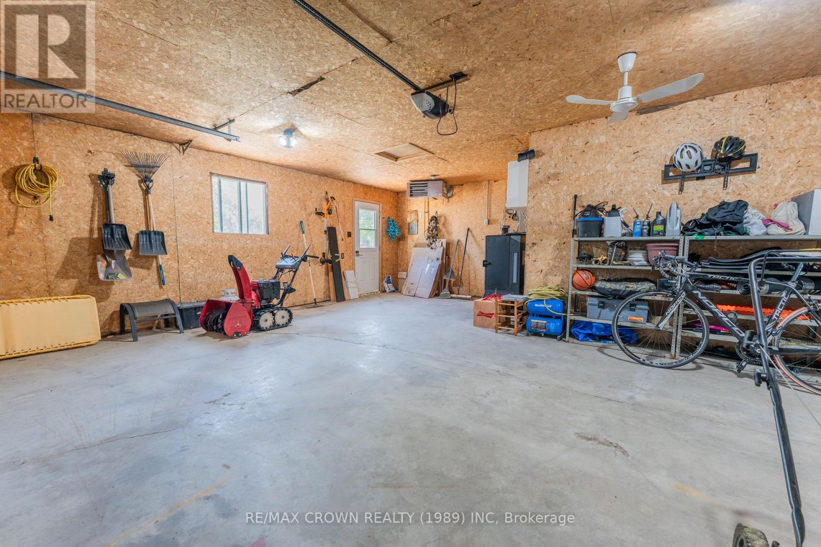 47 Devonshire Street, Kapuskasing, ON - Indoor Photo Showing Garage