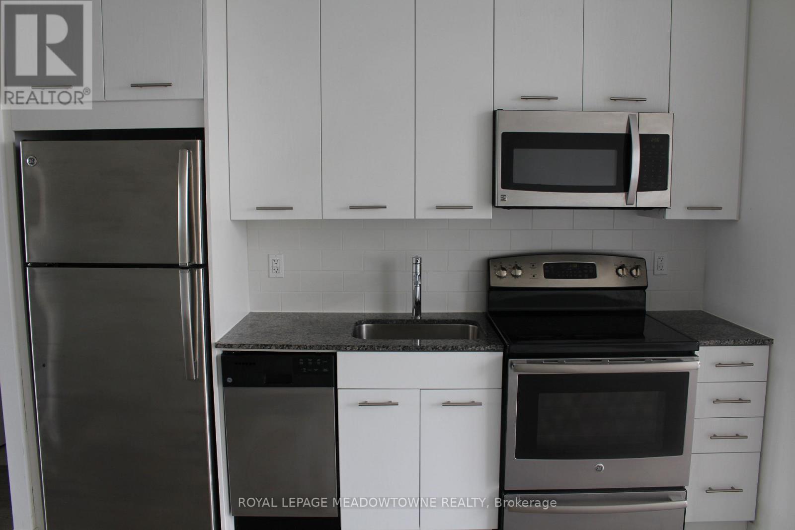 804 - 2055 Danforth Avenue, Toronto, ON - Indoor Photo Showing Kitchen