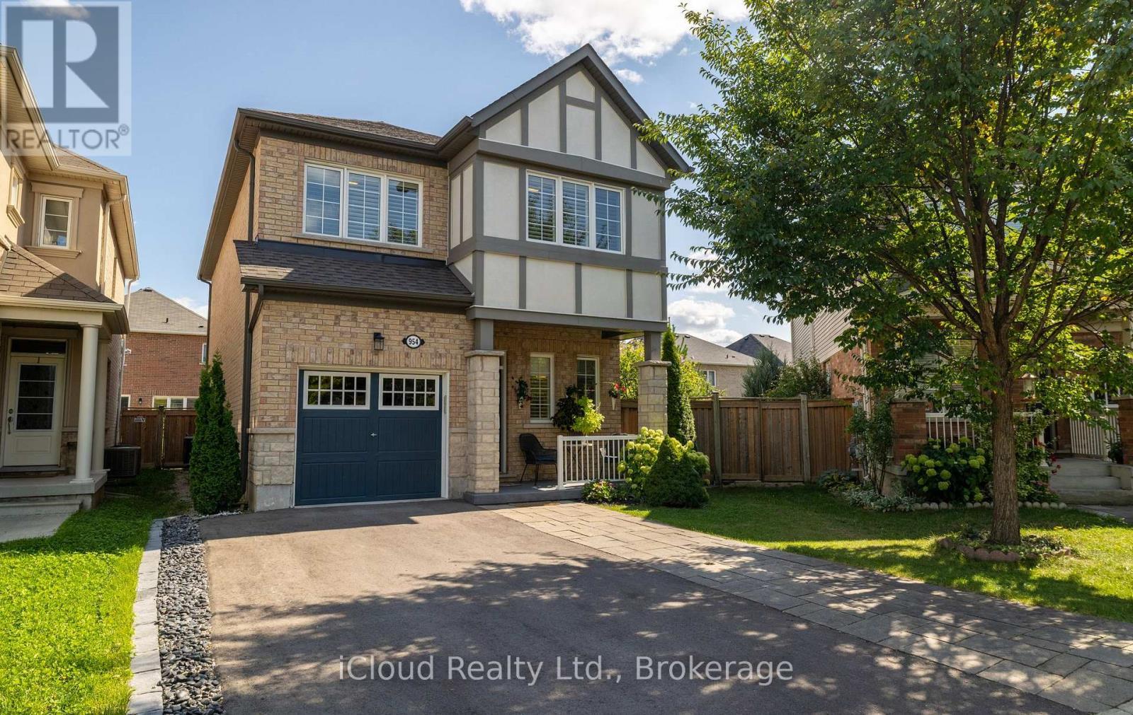 Driveway accommodates 4 cars parking - 954 Penson Crescent, Milton, ON - Outdoor With Facade