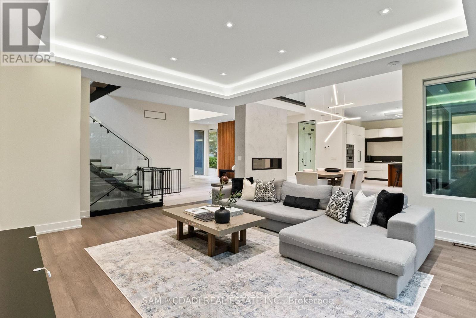 2075 Shawanaga Trail, Mississauga, ON - Indoor Photo Showing Living Room