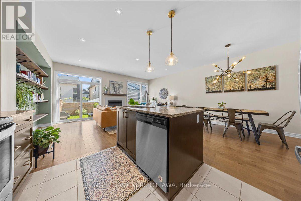 556 Triangle Street, Ottawa, ON - Indoor Photo Showing Kitchen