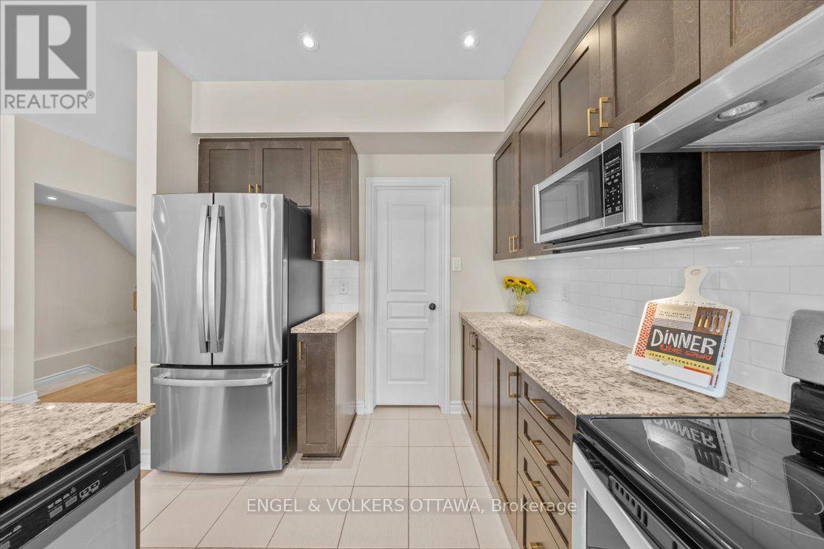 556 Triangle Street, Ottawa, ON - Indoor Photo Showing Kitchen With Stainless Steel Kitchen With Upgraded Kitchen