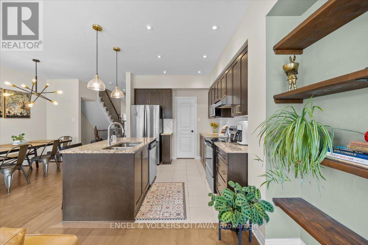556 Triangle Street, Ottawa, ON - Indoor Photo Showing Kitchen With Double Sink With Upgraded Kitchen