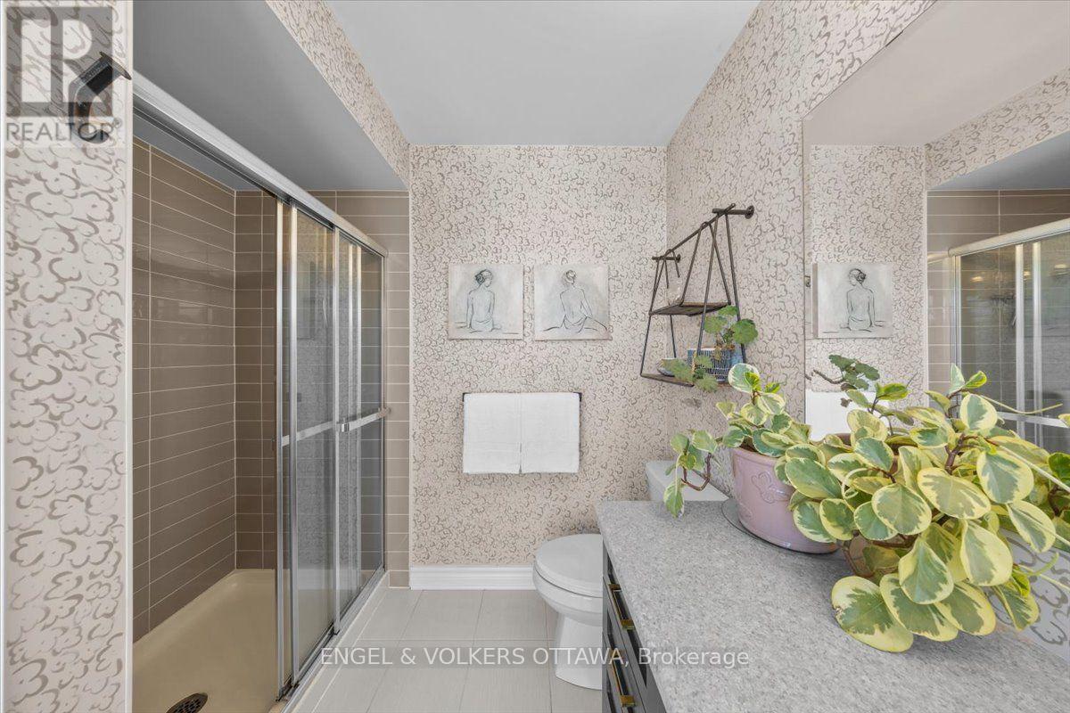 556 Triangle Street, Ottawa, ON - Indoor Photo Showing Bathroom