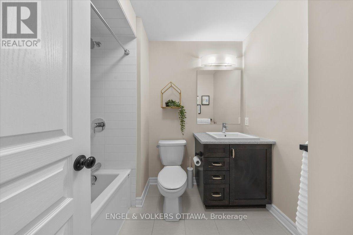 556 Triangle Street, Ottawa, ON - Indoor Photo Showing Bathroom
