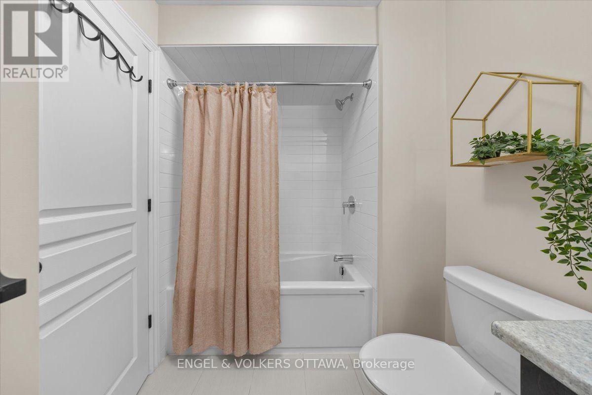 556 Triangle Street, Ottawa, ON - Indoor Photo Showing Bathroom
