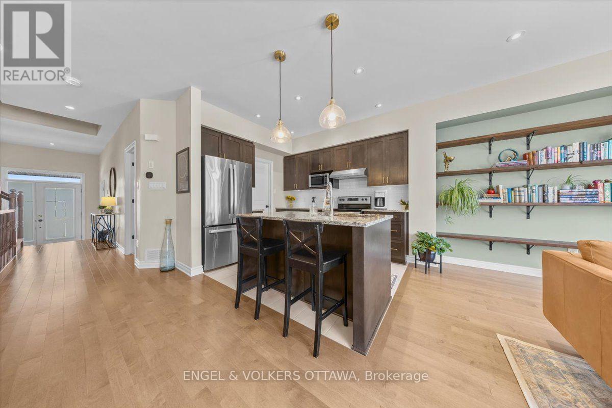 556 Triangle Street, Ottawa, ON - Indoor Photo Showing Kitchen