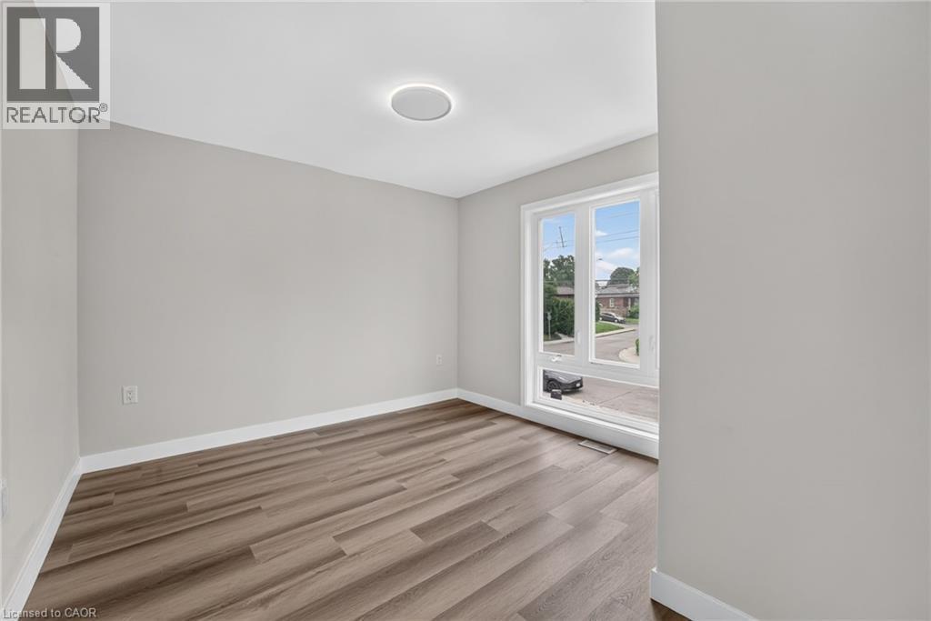 Empty room - 325 Queensdale Avenue E, Hamilton, ON - Indoor Photo Showing Other Room