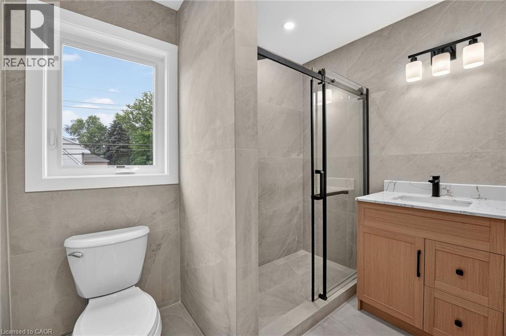 Bathroom - 325 Queensdale Avenue E, Hamilton, ON - Indoor Photo Showing Bathroom