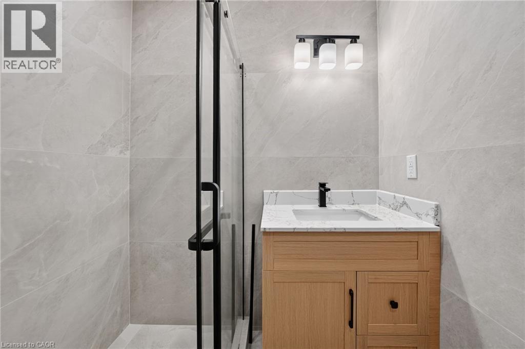 Bathroom - 325 Queensdale Avenue E, Hamilton, ON - Indoor Photo Showing Bathroom