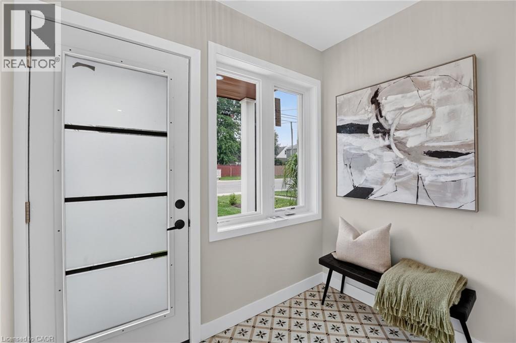 325 Queensdale Avenue E, Hamilton, ON - Indoor