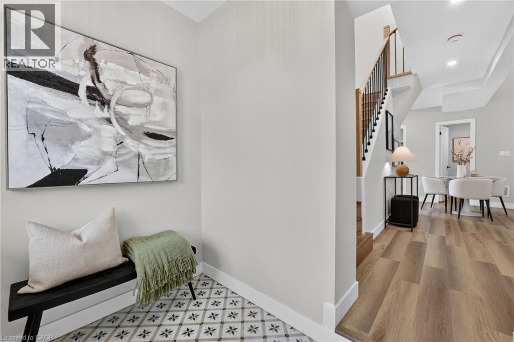 325 Queensdale Avenue E, Hamilton, ON - Indoor Photo Showing Other Room