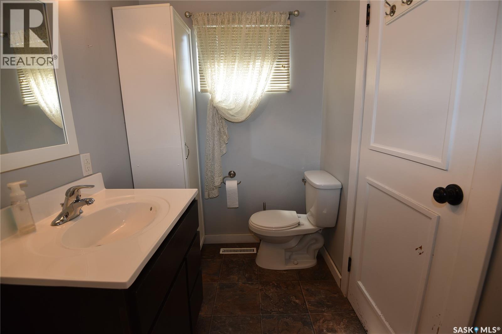 403 2Nd Street W, Nipawin, SK - Indoor Photo Showing Bathroom