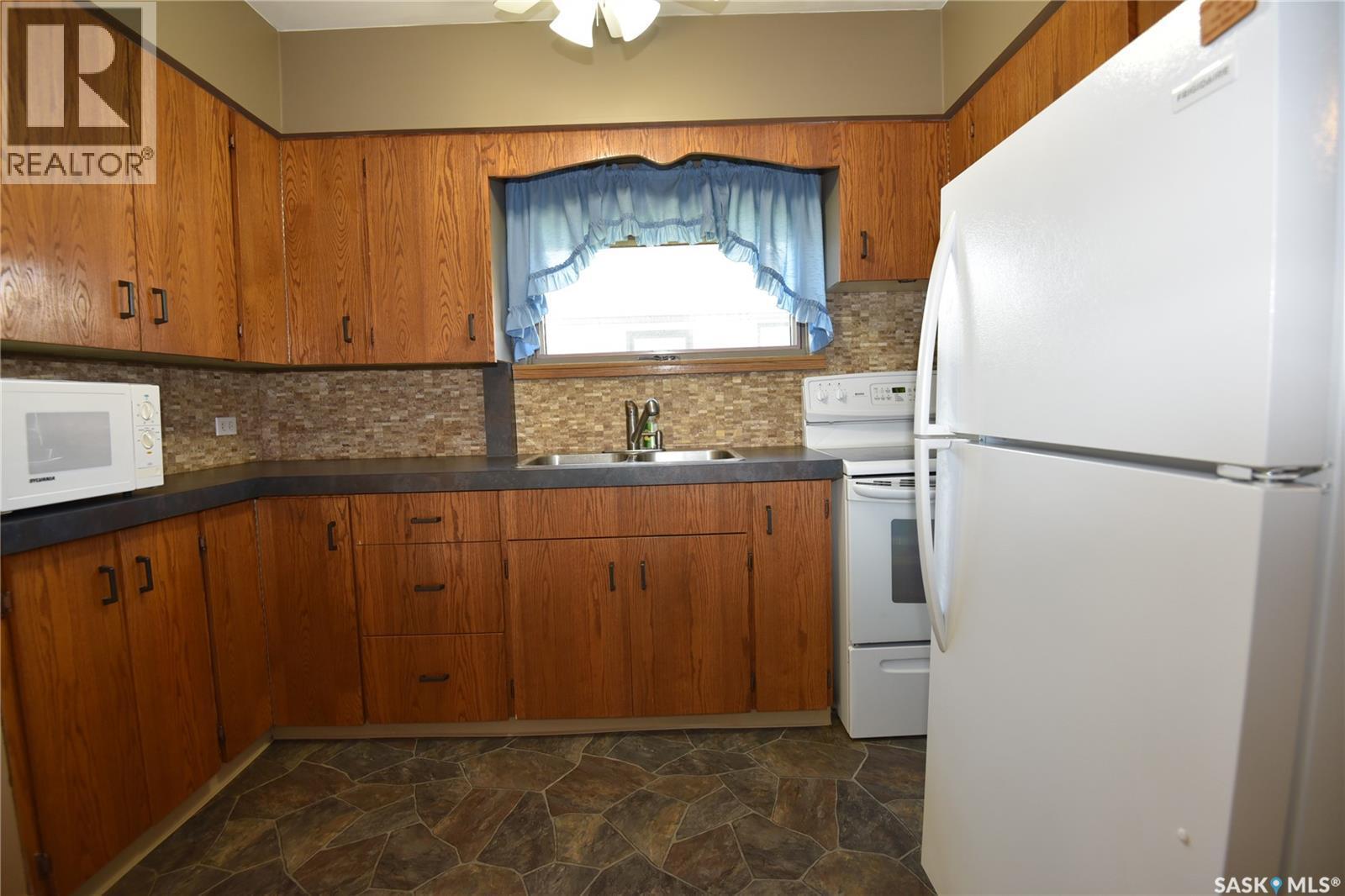 403 2Nd Street W, Nipawin, SK - Indoor Photo Showing Kitchen With Double Sink