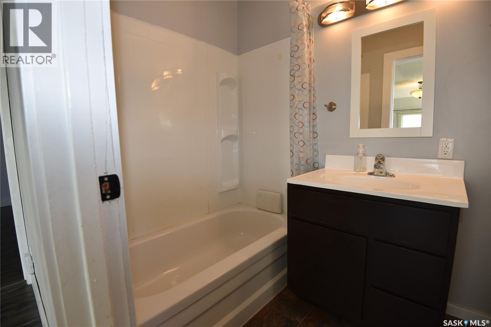 403 2Nd Street W, Nipawin, SK - Indoor Photo Showing Bathroom