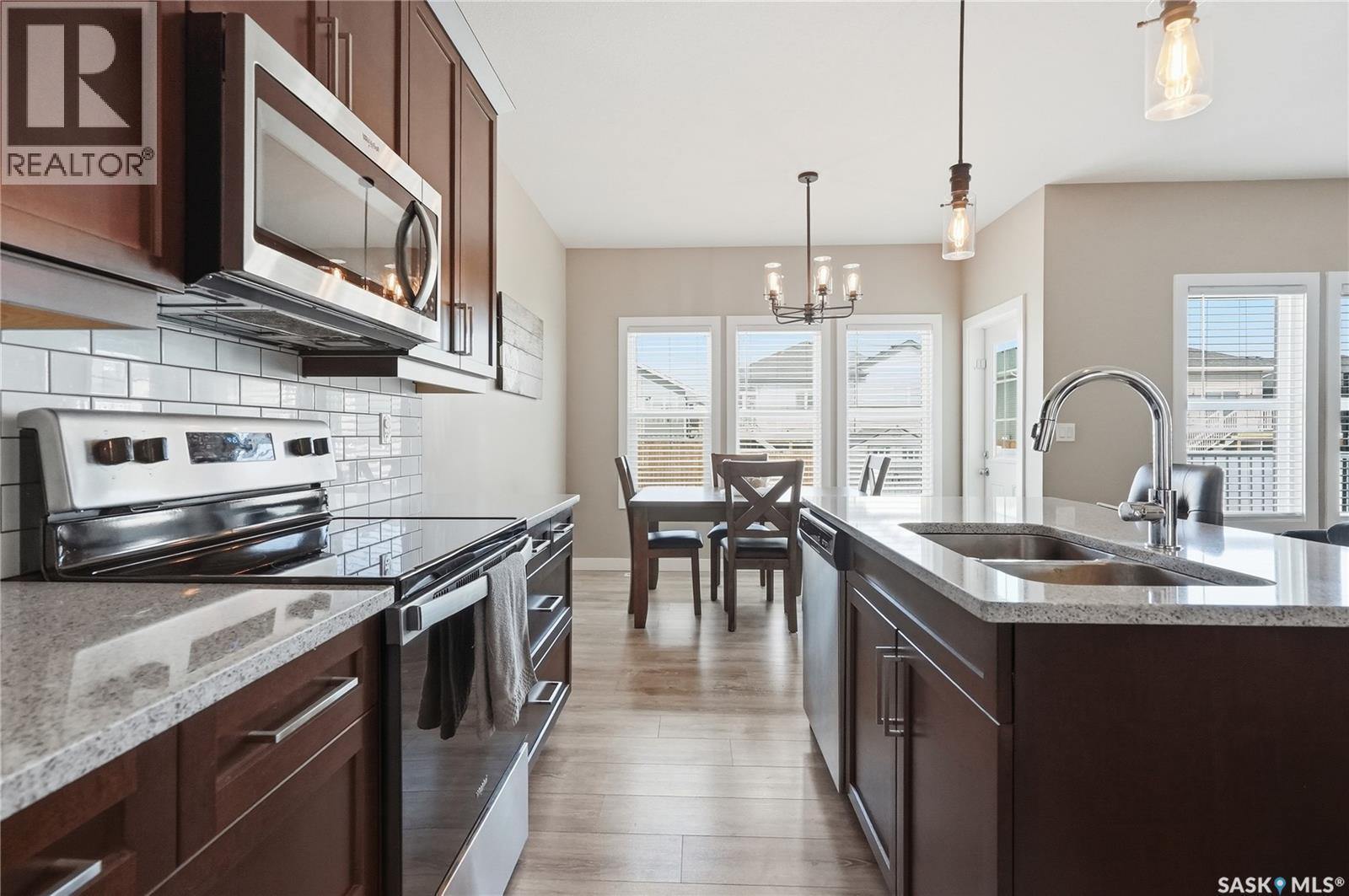 118 Stromberg Crescent, Saskatoon, SK - Indoor Photo Showing Kitchen With Double Sink With Upgraded Kitchen