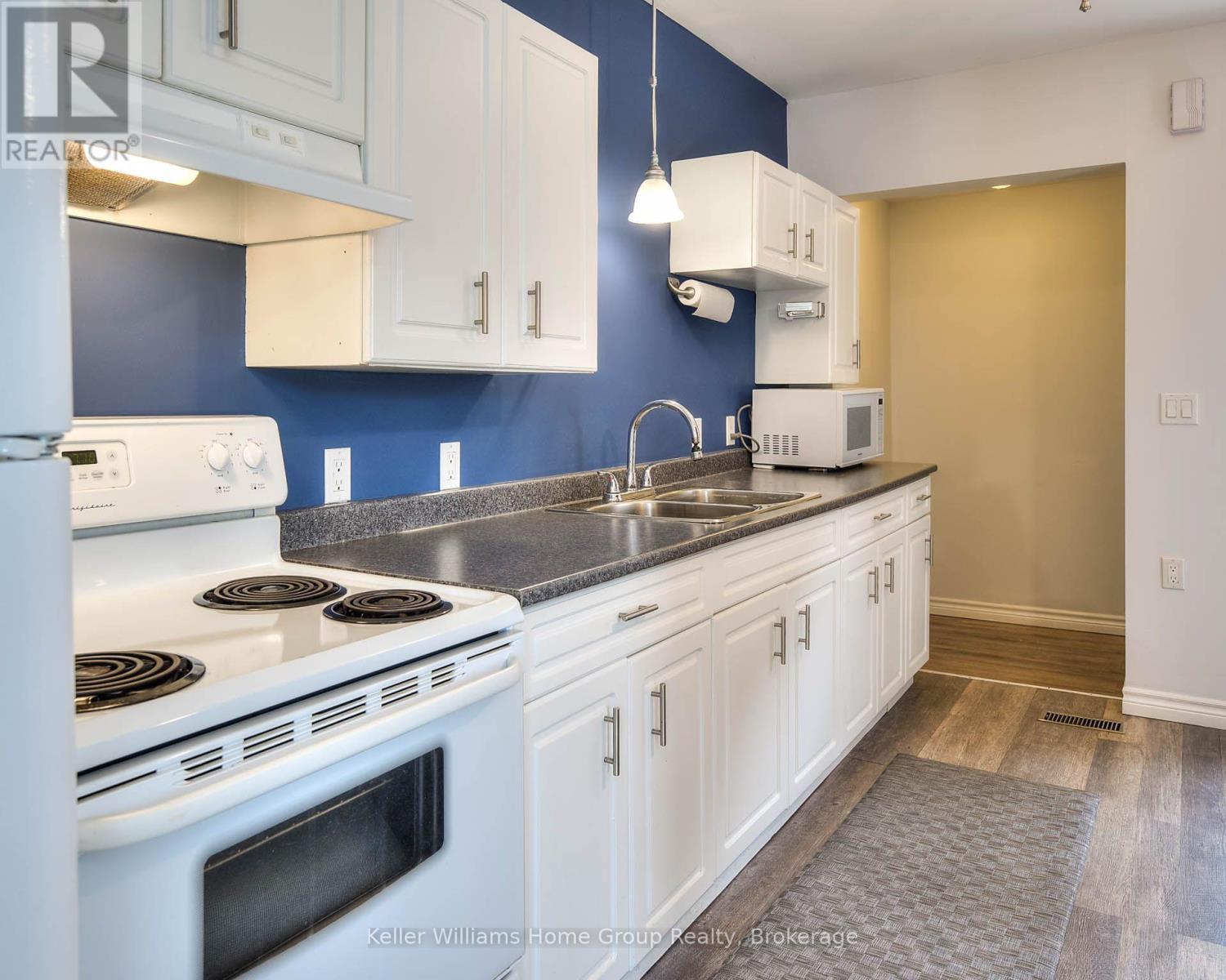 1346 King Street E, Cambridge, ON - Indoor Photo Showing Kitchen With Double Sink