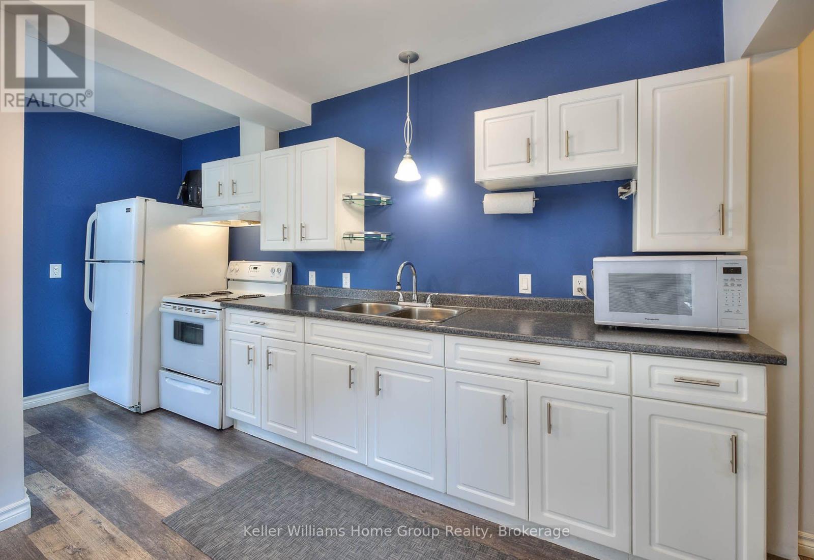 1346 King Street E, Cambridge, ON - Indoor Photo Showing Kitchen With Double Sink