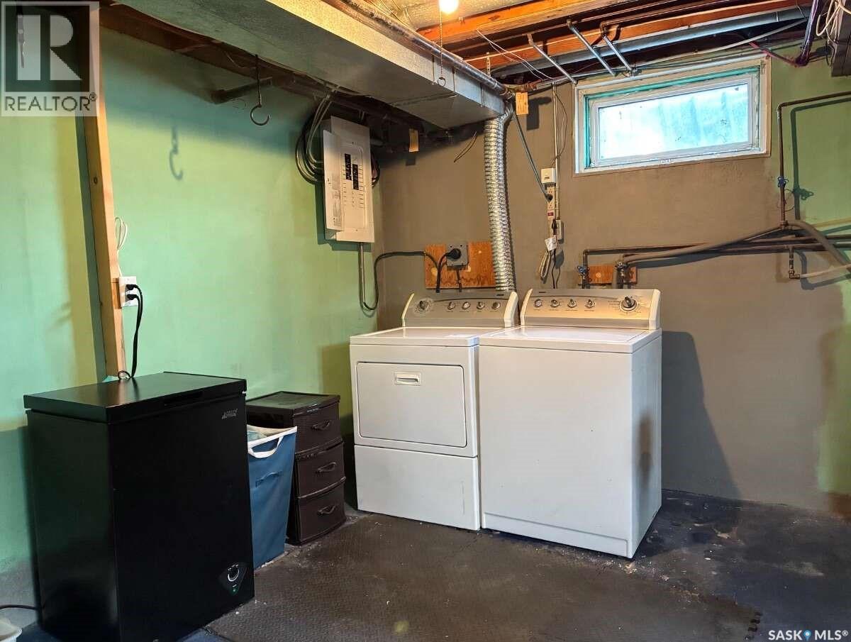 4324 3Rd Avenue N, Regina, SK - Indoor Photo Showing Laundry Room