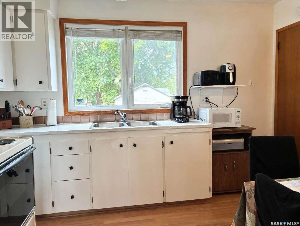 4324 3Rd Avenue N, Regina, SK - Indoor Photo Showing Kitchen With Double Sink