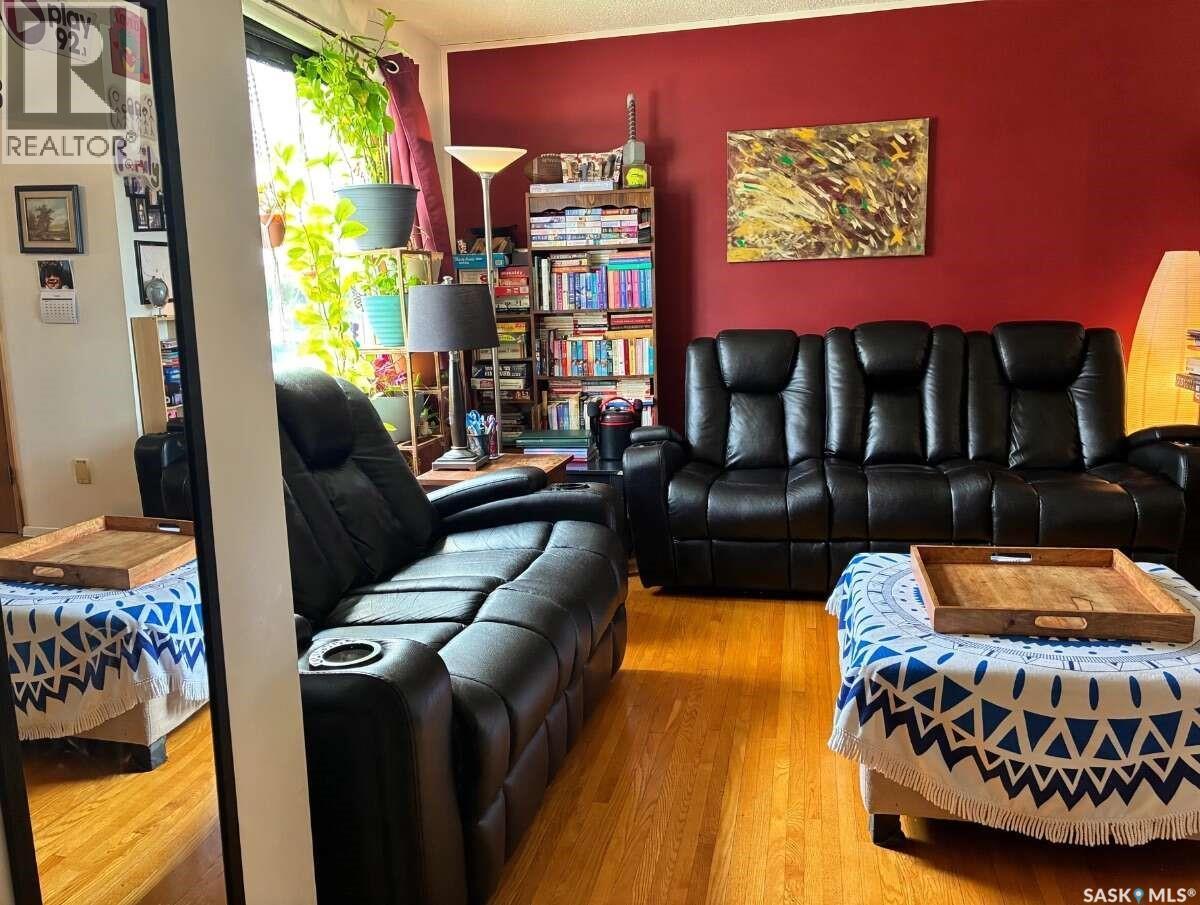 4324 3Rd Avenue N, Regina, SK - Indoor Photo Showing Living Room