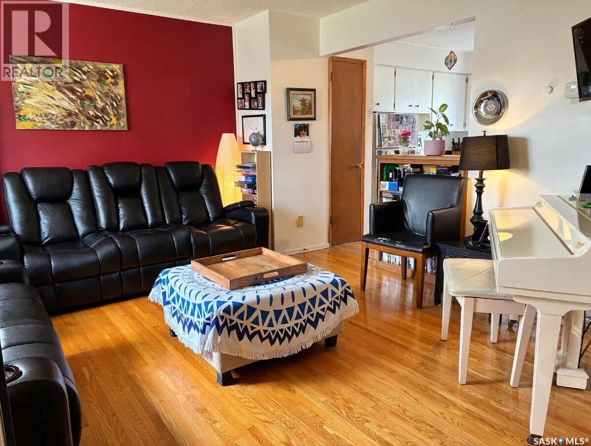 4324 3Rd Avenue N, Regina, SK - Indoor Photo Showing Living Room