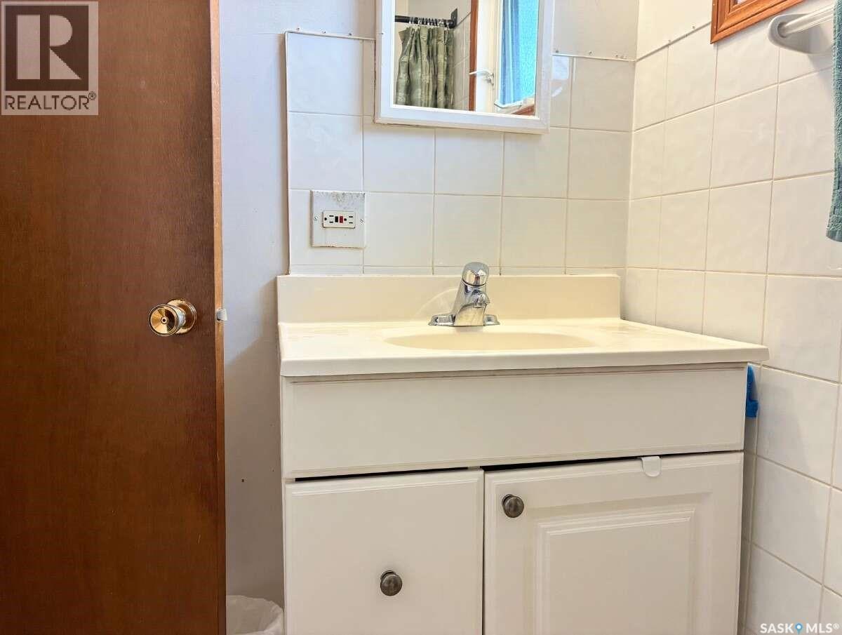 4324 3Rd Avenue N, Regina, SK - Indoor Photo Showing Bathroom