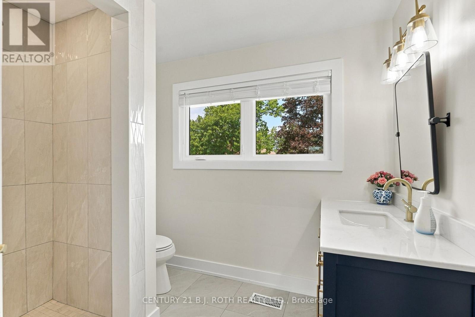 12 Bothwell Crescent, Barrie, ON - Indoor Photo Showing Bathroom