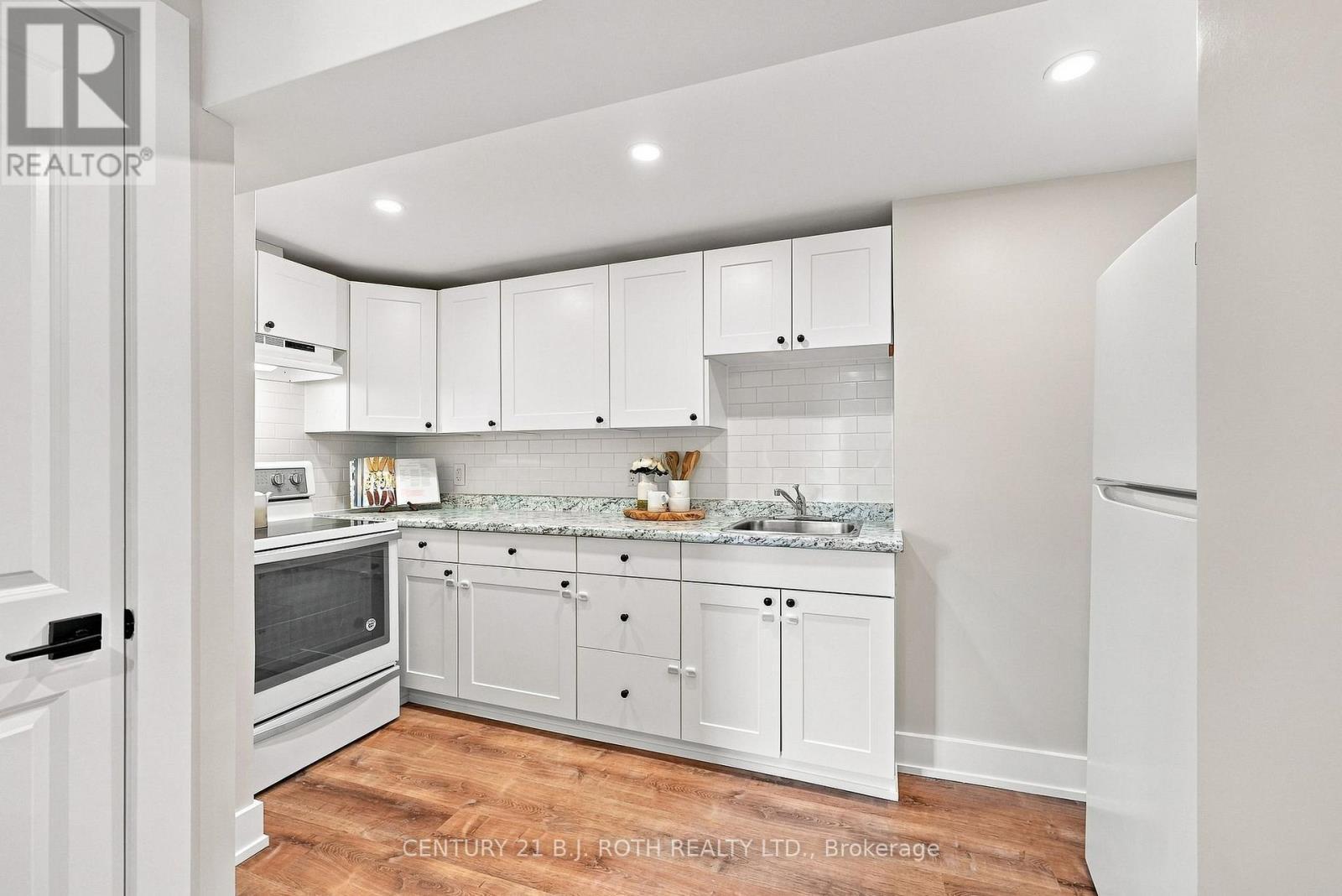 12 Bothwell Crescent, Barrie, ON - Indoor Photo Showing Kitchen