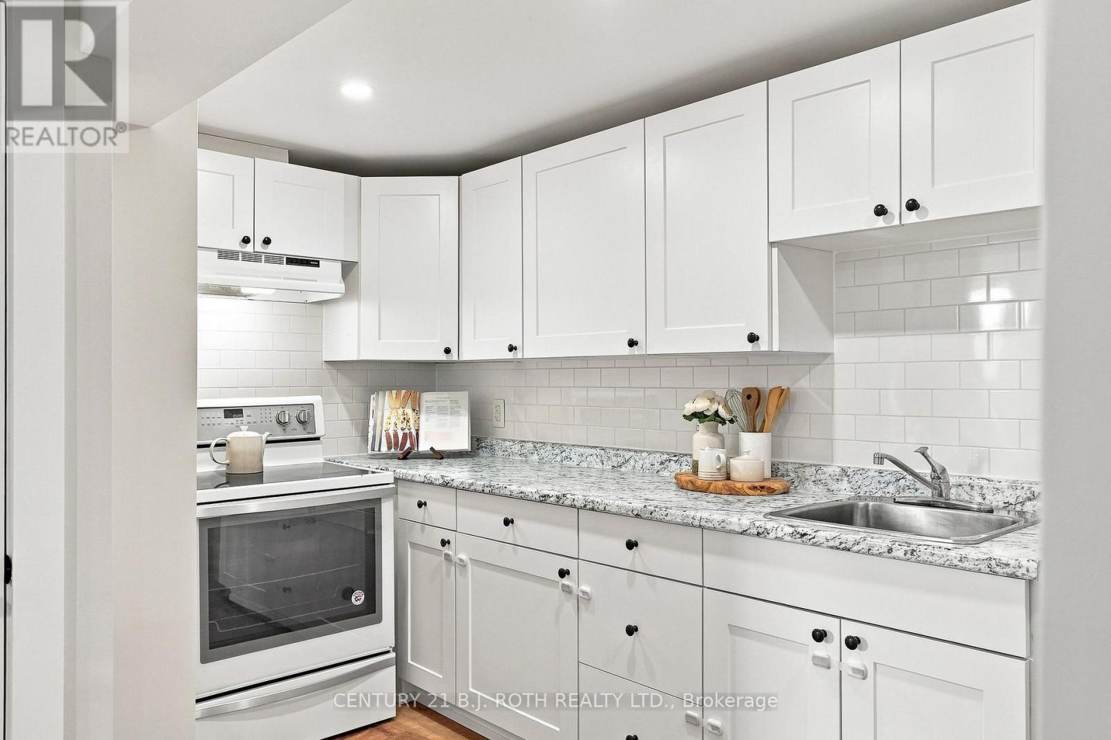 12 Bothwell Crescent, Barrie, ON - Indoor Photo Showing Kitchen