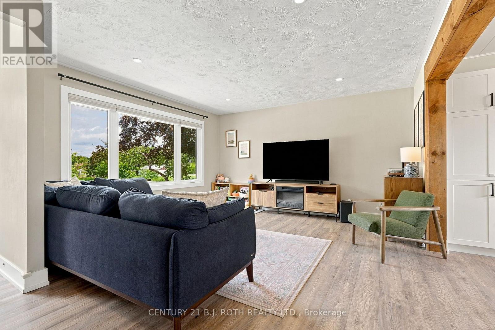 12 Bothwell Crescent, Barrie, ON - Indoor Photo Showing Living Room