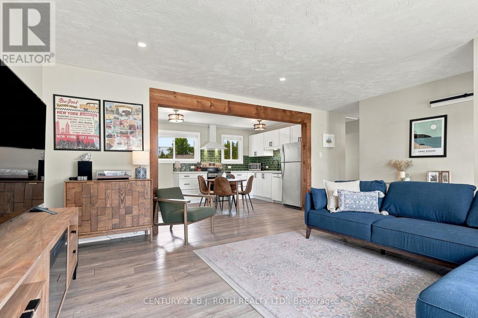12 Bothwell Crescent, Barrie, ON - Indoor Photo Showing Living Room