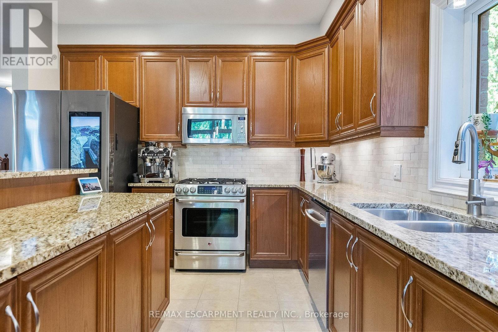 85 Park Street W, Mississauga, ON - Indoor Photo Showing Kitchen With Double Sink With Upgraded Kitchen