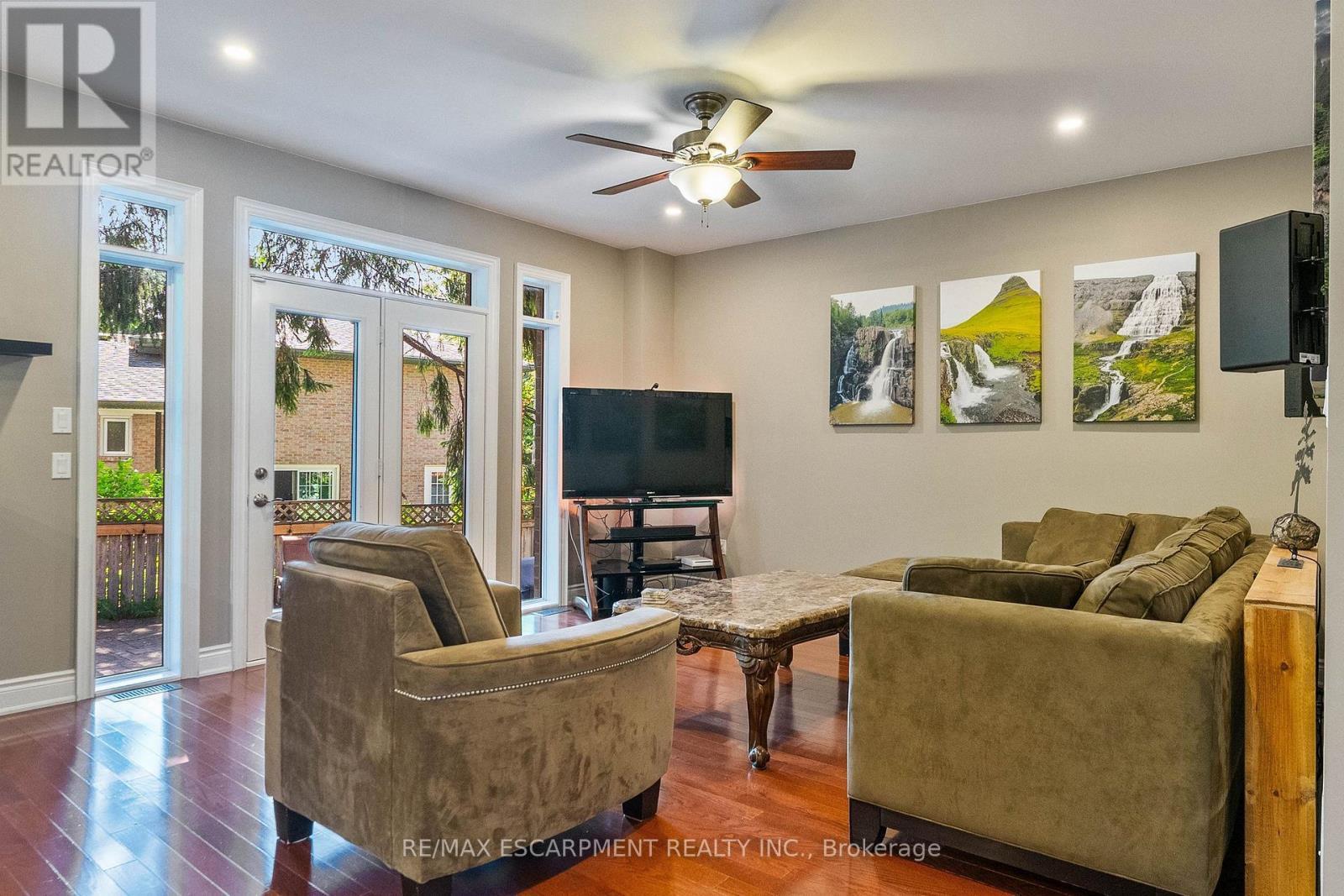 85 Park Street W, Mississauga, ON - Indoor Photo Showing Living Room