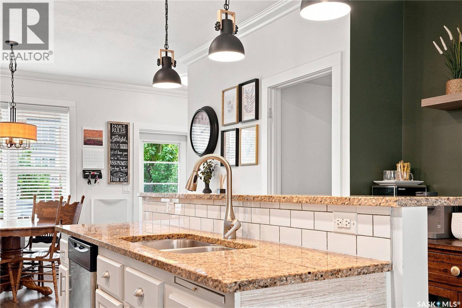 431 Eaton Lane, Saskatoon, SK - Indoor Photo Showing Kitchen With Double Sink