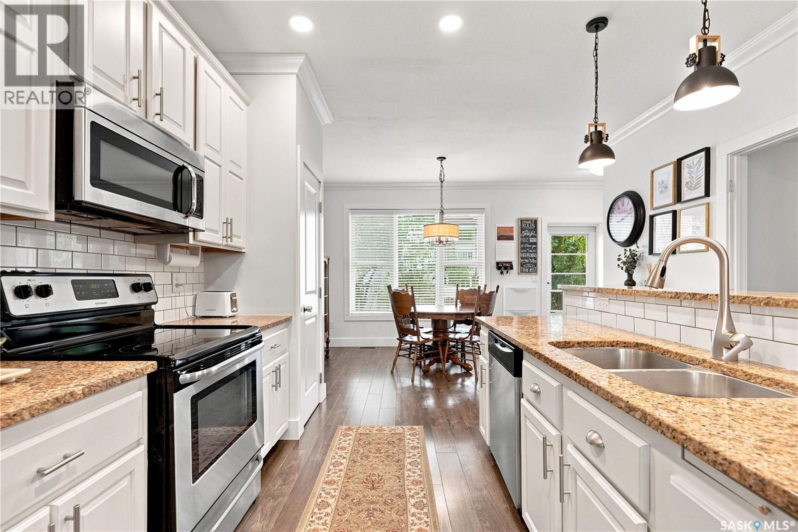 431 Eaton Lane, Saskatoon, SK - Indoor Photo Showing Kitchen With Stainless Steel Kitchen With Double Sink With Upgraded Kitchen