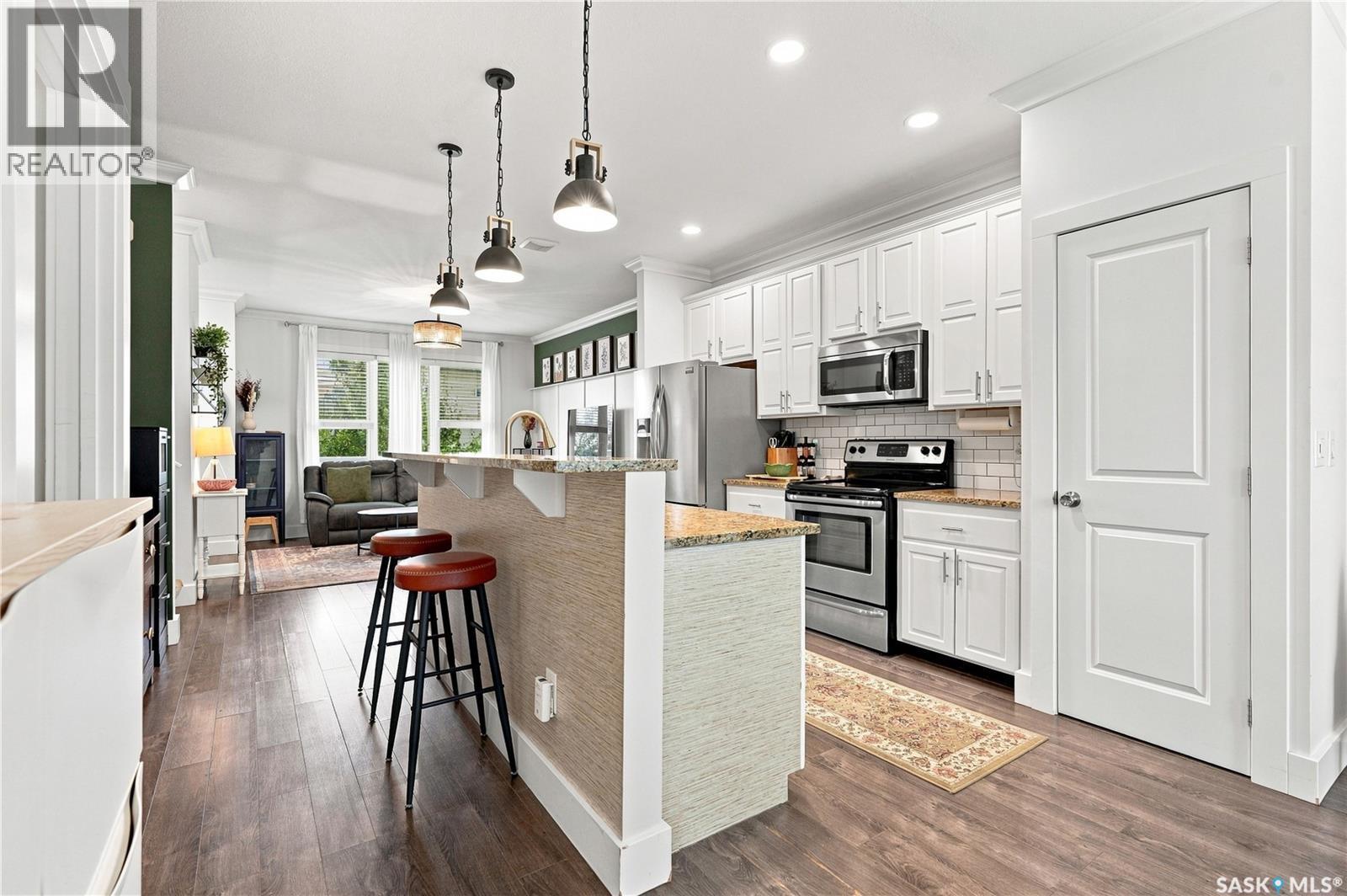431 Eaton Lane, Saskatoon, SK - Indoor Photo Showing Kitchen With Stainless Steel Kitchen With Upgraded Kitchen