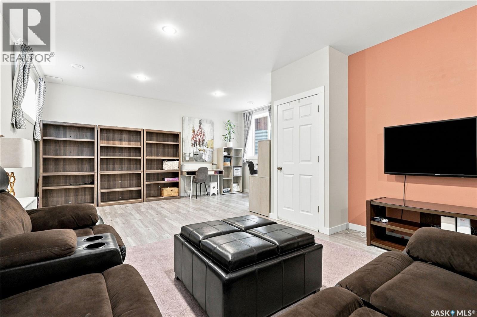 431 Eaton Lane, Saskatoon, SK - Indoor Photo Showing Living Room