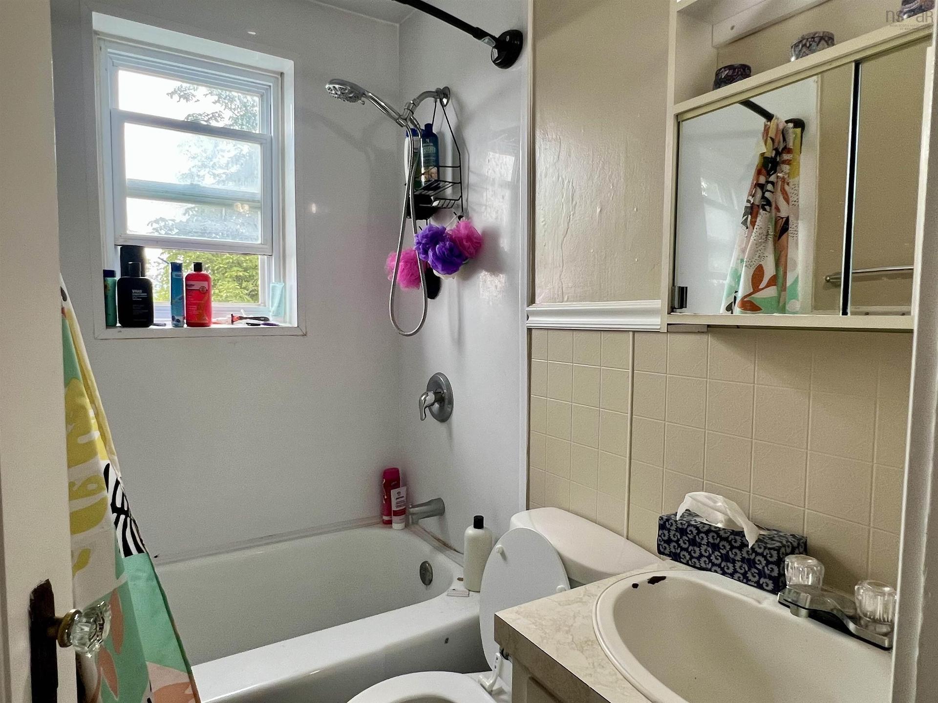 2 Central Avenue, Trenton, NS - Indoor Photo Showing Bathroom