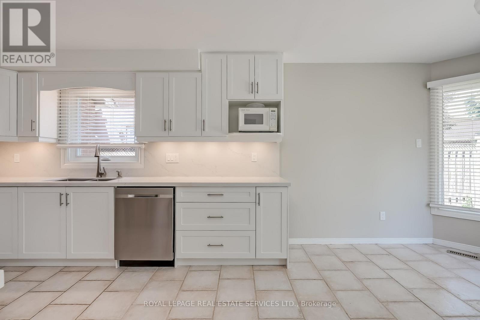 265 Mississaga Street, Oakville, ON - Indoor Photo Showing Kitchen